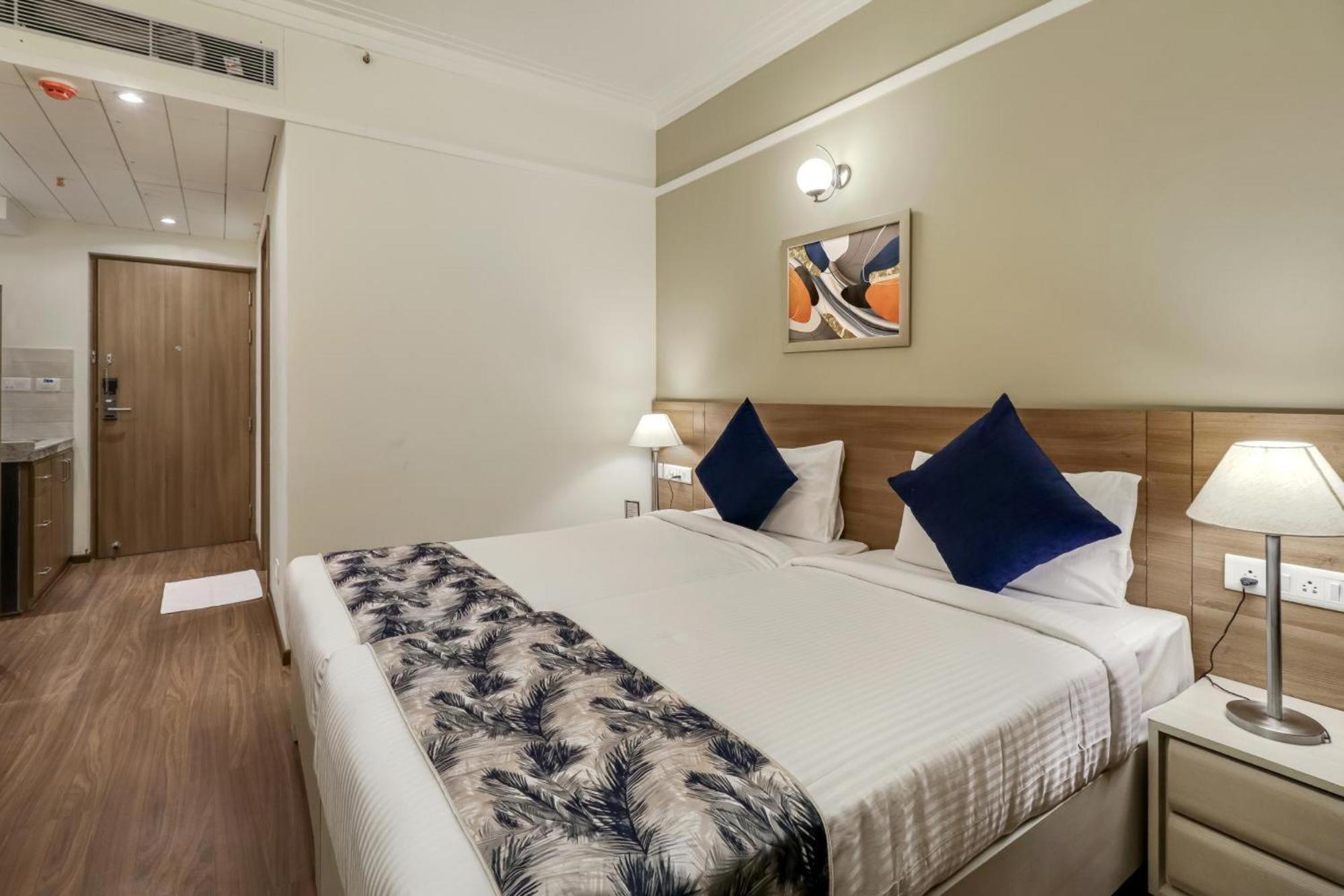 Hotel Golden Tower At Delhi Airport 4*